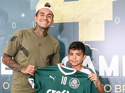 Filho mais novo de Dudu assina primeiro contrato com o Palmeiras