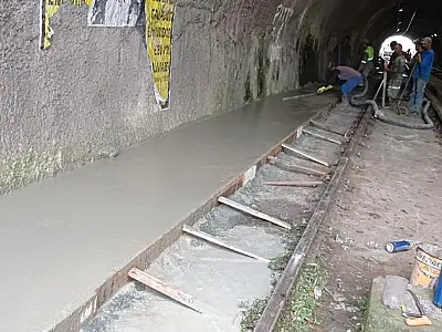 Trabalho que antecede instalação de barreiras é realizado no túnel do VLT em Santos