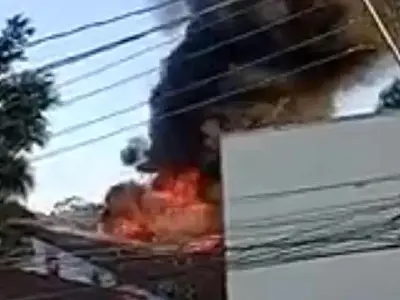 Incêndio destrói sótão de casa e assusta moradores de condomínio em Bertioga