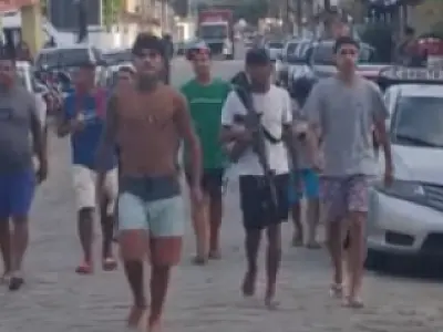 Imagens mostram homens andando armados com pistolas e fuzil em rua do Guarujá