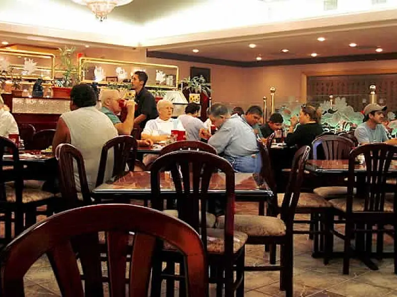 Custos elevados e dívidas comprometem lucros de bares e restaurantes em outubro