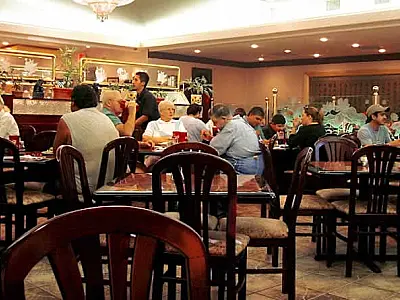 Custos elevados e dívidas comprometem lucros de bares e restaurantes em outubro