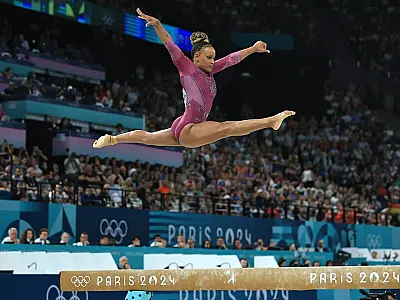 Fora do pódio: Rebeca termina em 4º e Biles em 5º quinto na trave