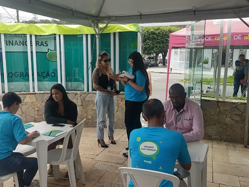 Sicoob faz ação para tirar dúvidas e dar orientações sobre finanças em São Vicente