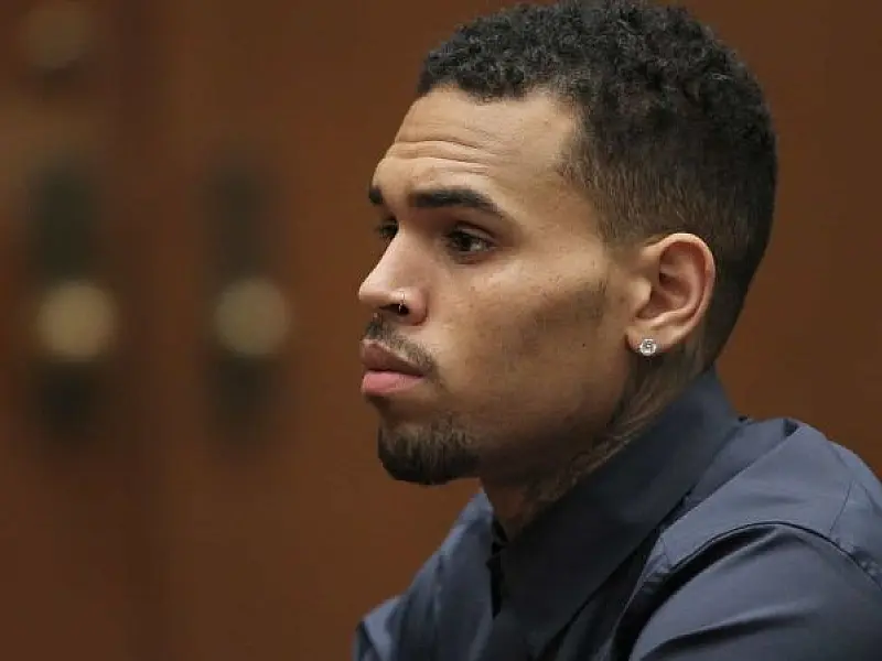 Chris Brown é acusado de estuprar mulher em iate