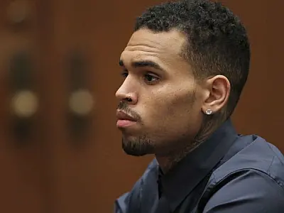 Chris Brown é acusado de estuprar mulher em iate