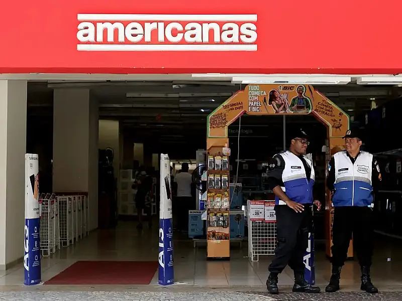 Ex-diretora das Americanas entrega passaporte ao retornar ao Brasil