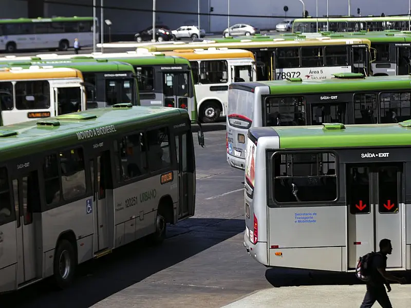 Volume de serviços cai 0,9% em agosto