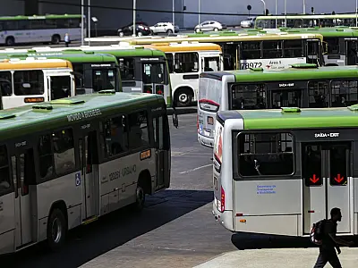 Volume de serviços cai 0,9% em agosto