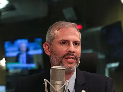 Presidente Bolsonaro efetiva ministro da Educação