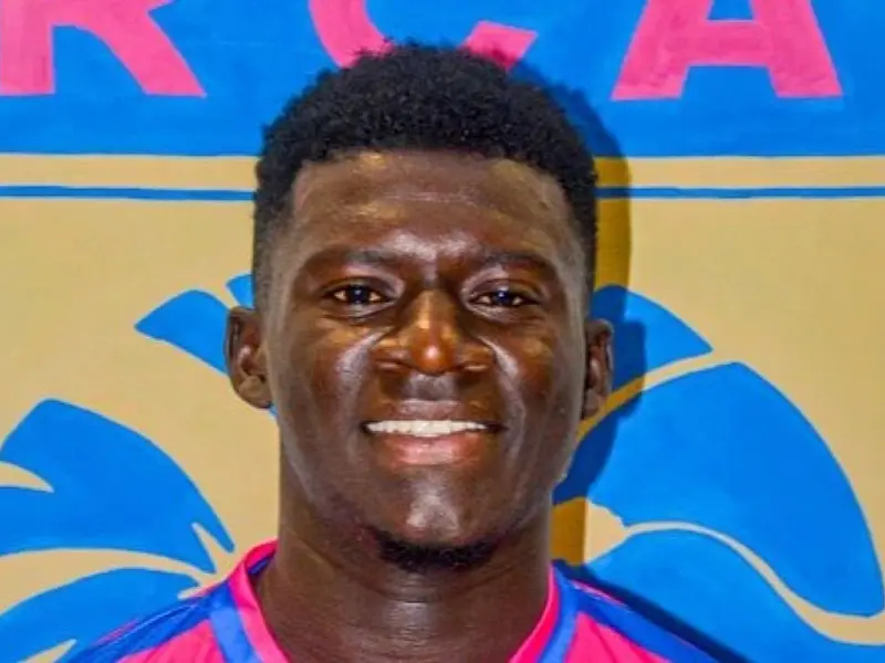 Moustapha Sylla, zagueiro de 21 anos, morre a caminho do hospital após passar mal em campo
