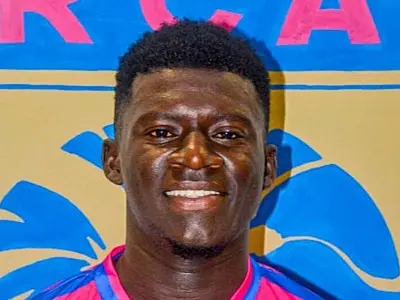 Moustapha Sylla, zagueiro de 21 anos, morre a caminho do hospital após passar mal em campo