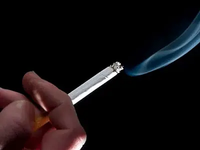 Preço de cigarros legais e ilegais favorece iniciação de adolescentes