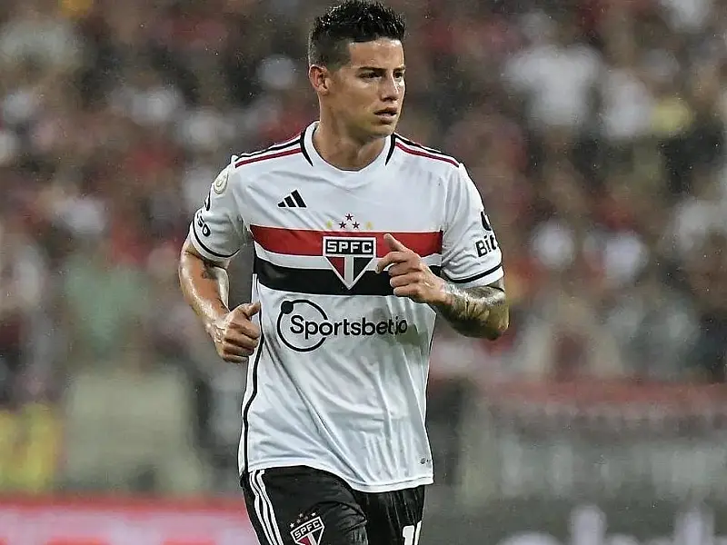 Por que James acelerou estreia de olho no Corinthians, mas não entrou
