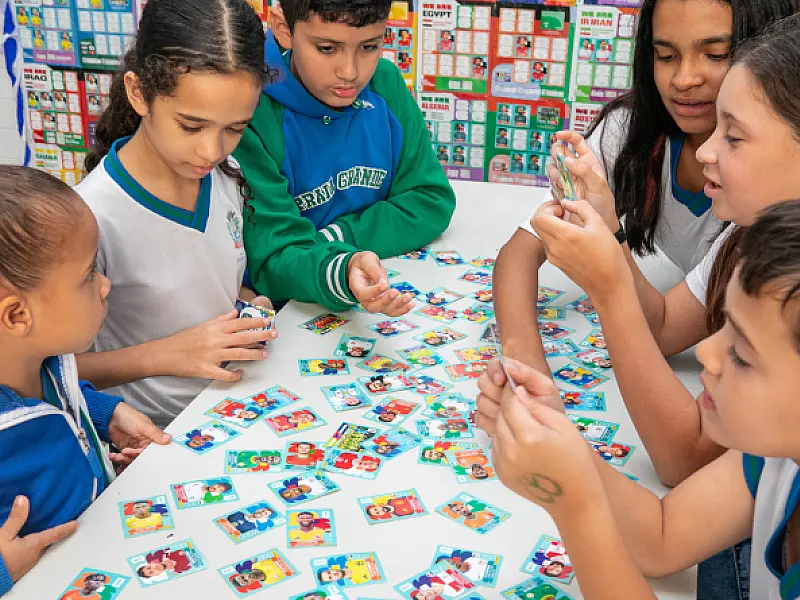 Figurinhas da Copa: projeto da EM Isaura Campos permite que alunos colecionem álbum