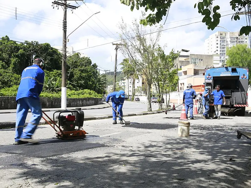 Cidade do Guarujá aplica 6 mil toneladas de asfalto em 160 ruas e avenidas