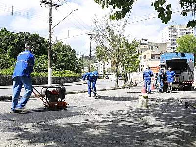 Cidade do Guarujá aplica 6 mil toneladas de asfalto em 160 ruas e avenidas