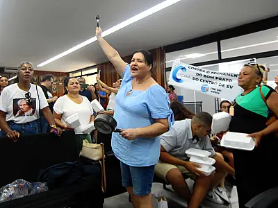 Grupo de manifestantes protestaram na Câmara pela mudança do local do Bom Prato