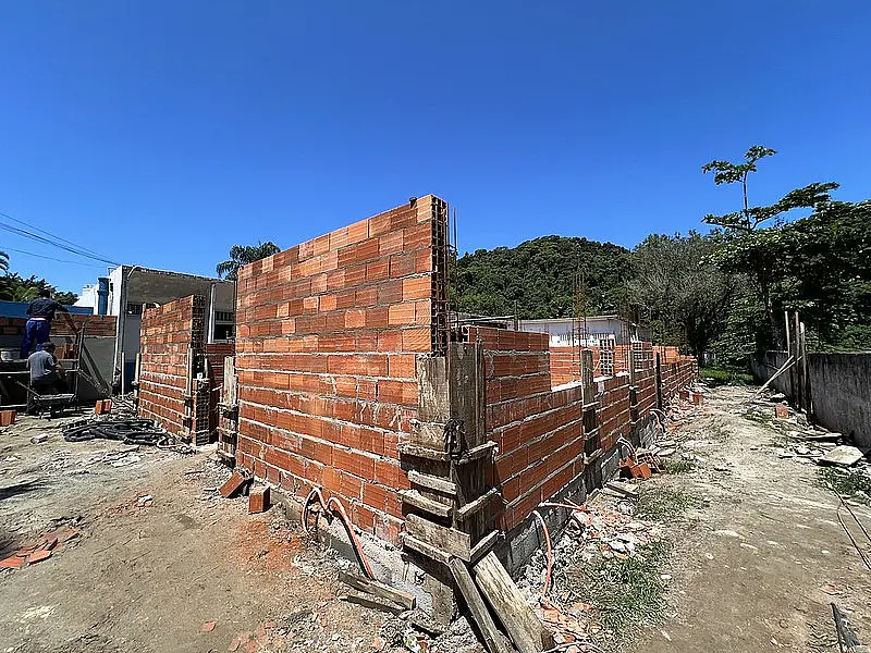 Começam serviços de alvenaria na ampliação do ARE Vila Júlia, no Guarujá