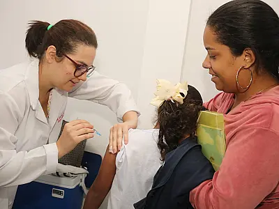 Santos prossegue com a vacinação de estudantes nas escolas municipais