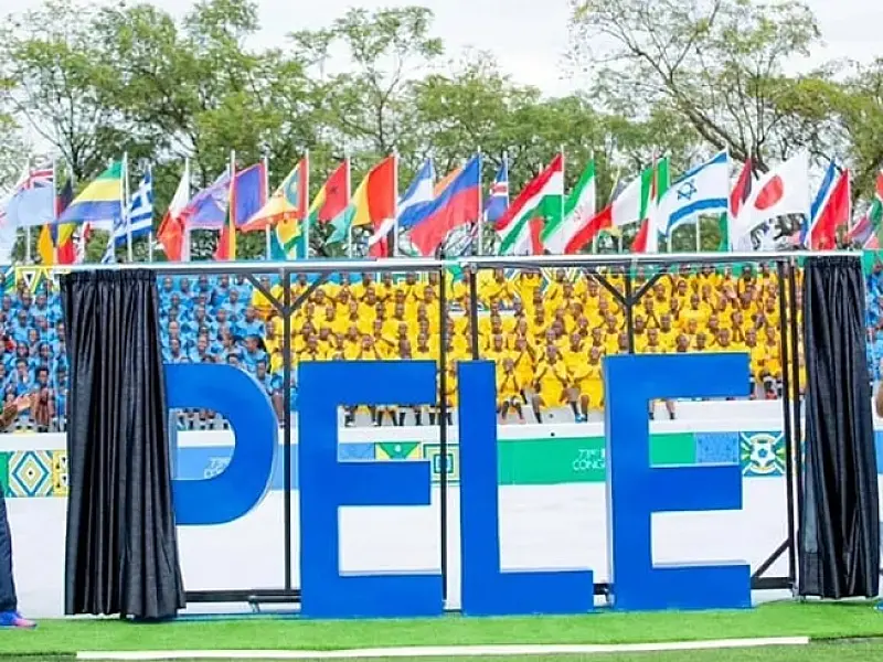 Estádio com o nome de Pelé é inaugurado em Ruanda