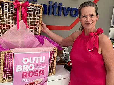 Escola de idiomas de Santos arrecada lenços em prol do Outubro Rosa