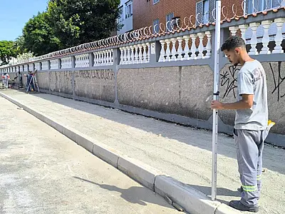 Construção de calçadas acessíveis beneficia novo trecho de bairro de Santos