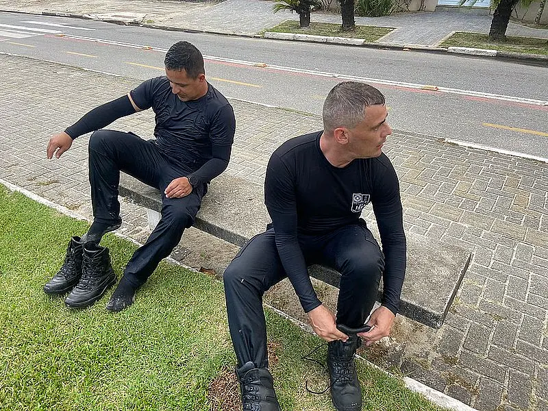 GCMs de Guarujá entram no mar e salvam jovem que se afogava na Praia da Enseada