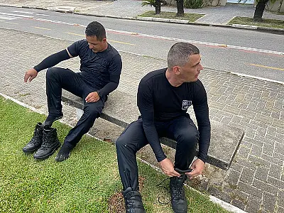GCMs de Guarujá entram no mar e salvam jovem que se afogava na Praia da Enseada