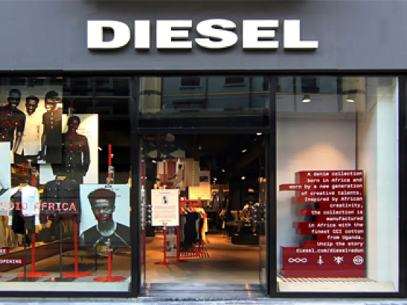 Diesel coloca 200 mil camisinhas no cenário de seu desfile em Milão