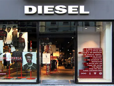Diesel coloca 200 mil camisinhas no cenário de seu desfile em Milão