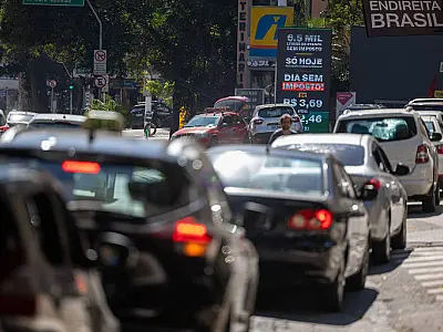 Quase 50% dos domicílios têm carro no Brasil; 25% possuem moto, diz IBGE