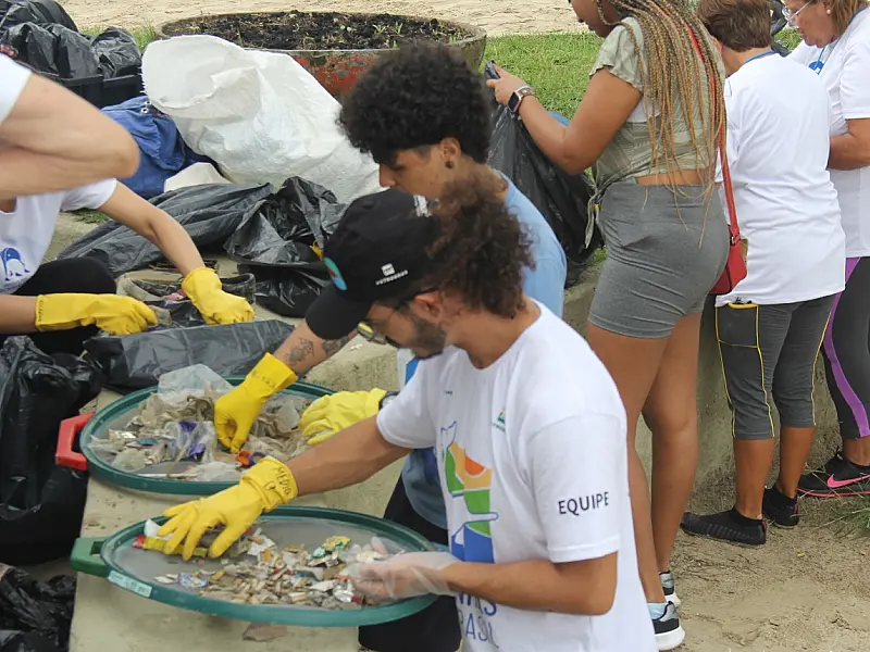 Ação promovida pela AEAPG recolhe mais de 60 kg de micro lixo na praia