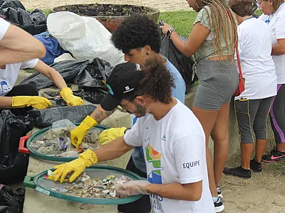 Ação promovida pela AEAPG recolhe mais de 60 kg de micro lixo na praia