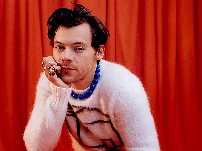 Harry Styles é atingido na virilha por garrafa durante show; veja vídeo
