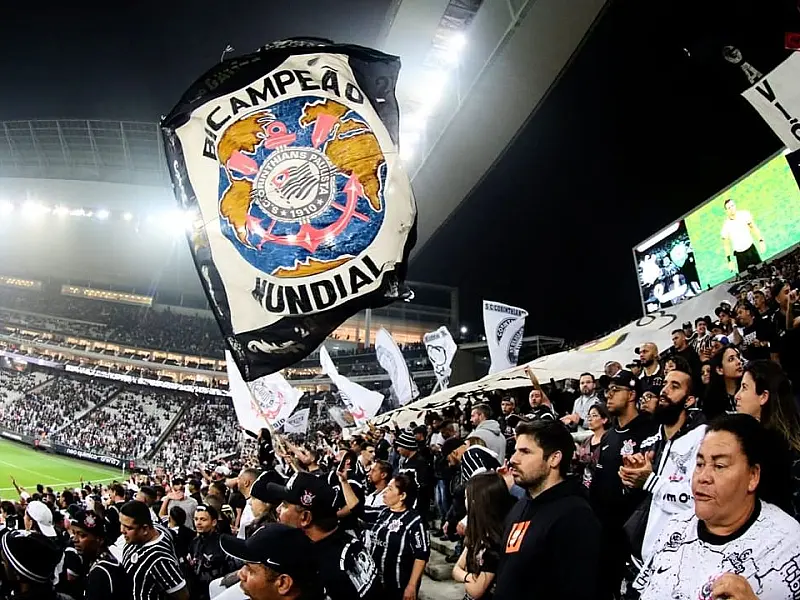 Corinthians negocia Robert e Raul e fica com três zagueiros no elenco