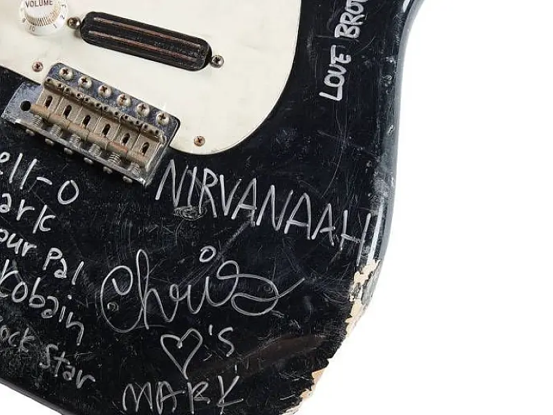 Guitarra quebrada por Kurt Cobain do Nirvana é vendida por quase R$ 3 milhões