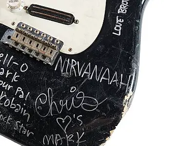 Guitarra quebrada por Kurt Cobain do Nirvana é vendida por quase R$ 3 milhões
