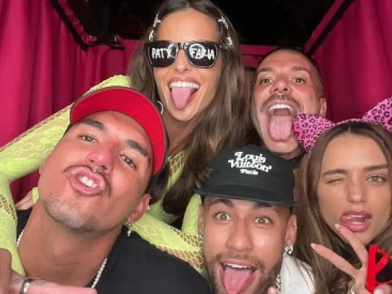 Neymar beija Rafa Kalimann em festa da irmã do jogador, diz jornal