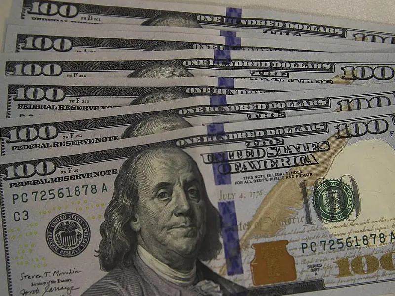 Dólar fecha em leve alta após Fed publicar documento sobre juros