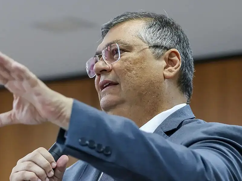 Lula afirma que Dino é vítima de fake news com "ataques plantados"