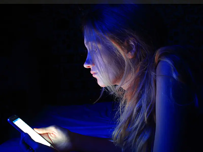 Luz Azul: O que é e como proteger sua pele dos seus efeitos