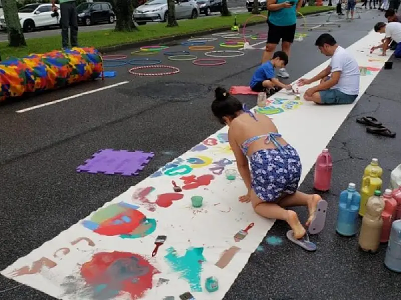Pedagogia Unimes comemora a Semana do Brincar com atividades na praia de Santos