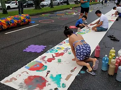 Pedagogia Unimes comemora a Semana do Brincar com atividades na praia de Santos