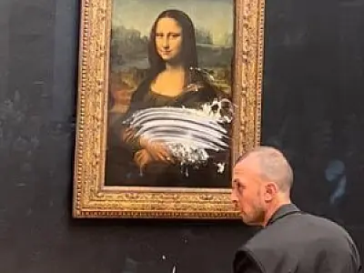 'Mona Lisa' é atacada com uma torta por visitante de peruca e cadeira de rodas