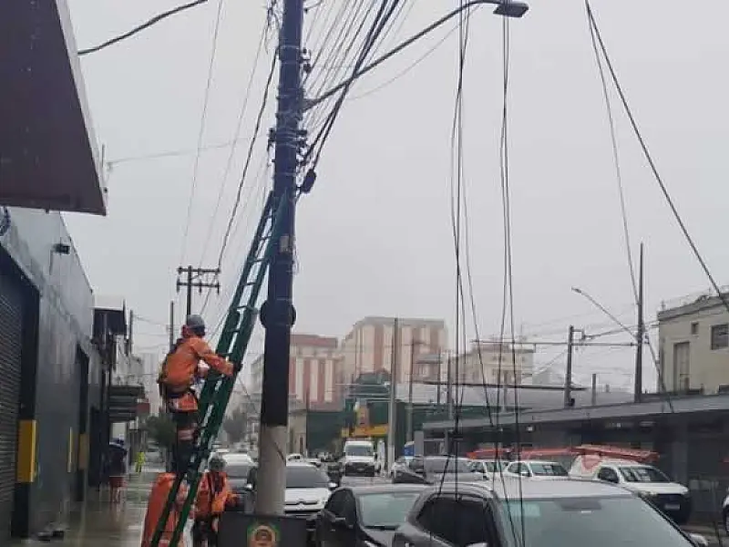 Projeto inicia retirando fiação inativa de 39 postes do Centro de Santos