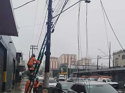 Projeto inicia retirando fiação inativa de 39 postes do Centro de Santos