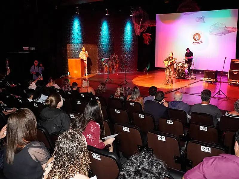 Músicos participam da semifinal do Femag no Teatro Procópio Ferreira, no Guarujá