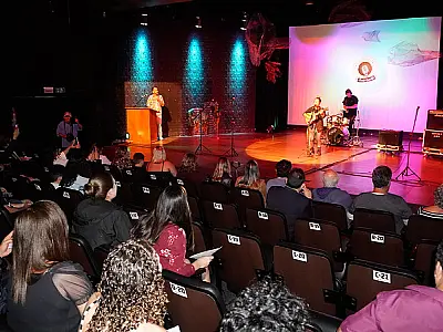 Músicos participam da semifinal do Femag no Teatro Procópio Ferreira, no Guarujá