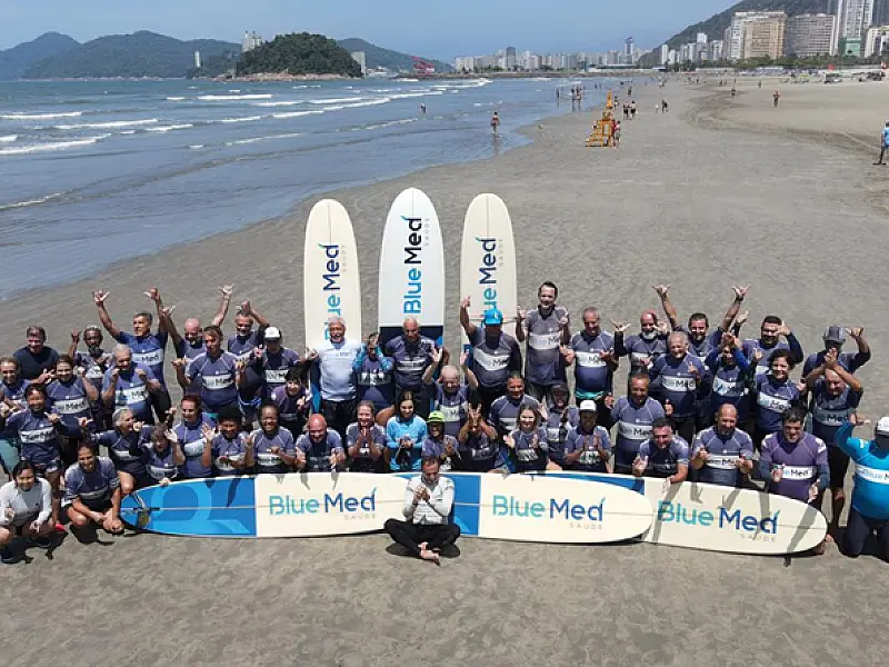 Mais de 200 surfistas pretendem deslizar sobre a mesma onda